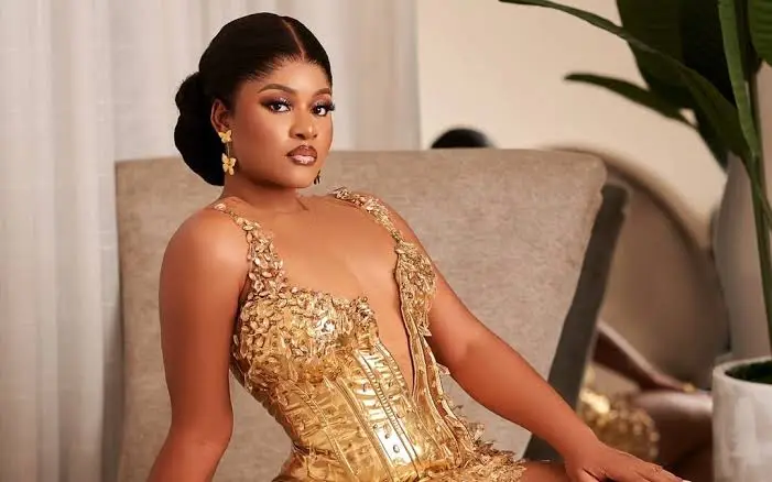 BBNaija star Phyna speaking emotionally during a live session about family pressure and financial responsibilities.